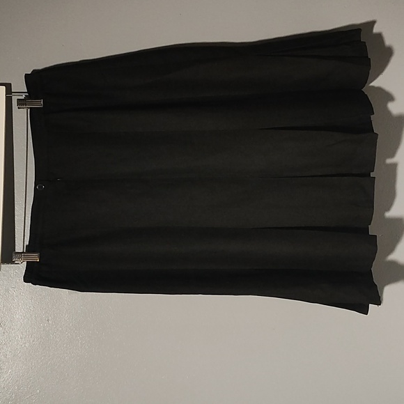 BFA Classics women's black pleated bottom skirt - Picture 16 of 17